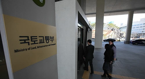 국토교통부 전·현직 직원 수십명이 건설업자로부터 뇌물을 받거나 향응 비리 사건에 연루돼 법적 처벌을 받은 것으로 나타났다. 사진은 국토부 전경.<연합뉴스>